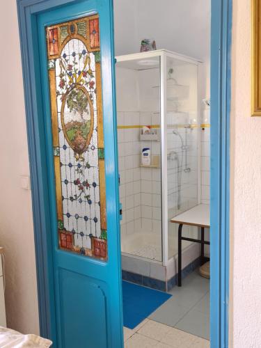 une salle de bain avec douche et porte vitrée dans l'établissement Villa Perth, à Valras-Plage