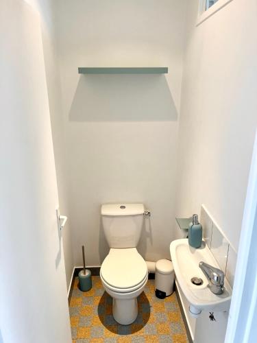 a small bathroom with a toilet and a sink at La Maison - Ambleteuse - Vue sur Mer et Jardin in Ambleteuse
