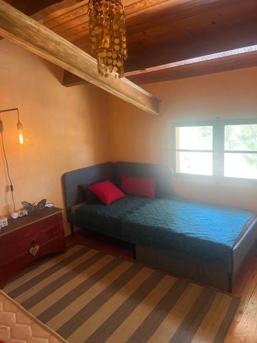 um quarto com uma cama azul num quarto em Le Mas du Ruisseau em Bellegarde