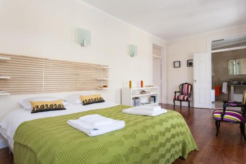 Säng eller sängar i ett rum på ALTIDO Spacious and bright 1-bed flat with city views in Lapa