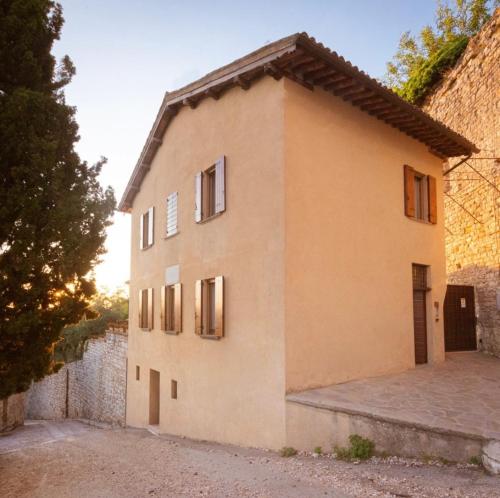 a building that is next to a wall at Umbrian cottage in Gubbio