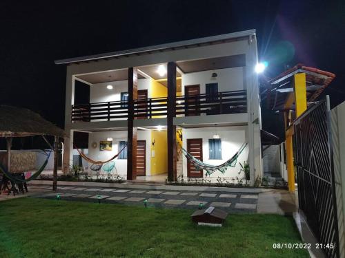 Casa em Alter do Chão - Nosso Canto في سانتاريم: منزل في الليل مع حديقة أمامه