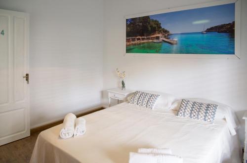A bed or beds in a room at Guest House Ibiza