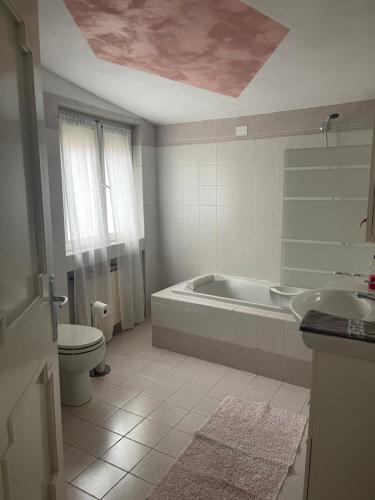 uma casa de banho com uma banheira, um WC e um lavatório. em L'Isola dei Sapori em Monte Isola