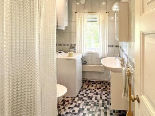 y baño con lavabo, aseo y ducha. en Holiday home Gnesta II, en Gnesta