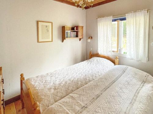 1 dormitorio con cama y ventana en Holiday home Gnesta II, en Gnesta