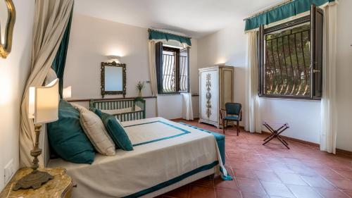 a bedroom with a bed and a chair in a room at MASSERIA TARSIA INCURIA 8&4, Emma Villas in Conversano