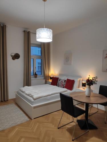 - une chambre avec un lit et une table dans l'établissement Humboldt Feel Good Apartments, à Vienne