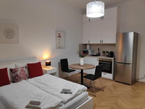 une chambre avec un lit et une cuisine avec une table dans l'établissement Humboldt Feel Good Apartments, à Vienne