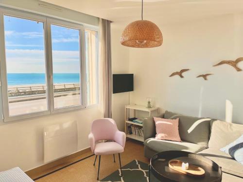 TV a/nebo společenská místnost v ubytování La Maison - Ambleteuse - Vue sur Mer et Jardin