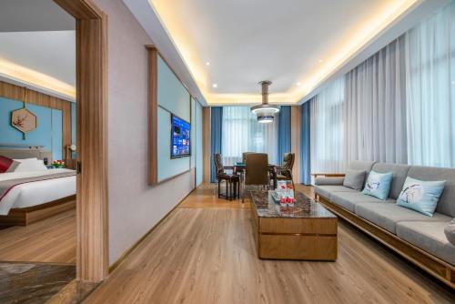 a living room with a couch and a table at Morning Hotel, Changde Linli, Anfu Bus Station in Changde