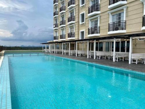 una gran piscina frente a un edificio en Disney Suite II@Champs Elysees, en Kampar