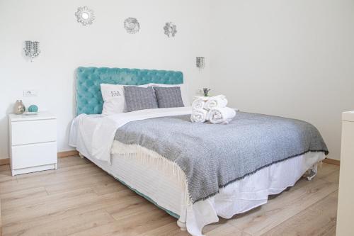 1 dormitorio con 1 cama grande y cabecero azul en Etoile City Center Apartments en Belgrado