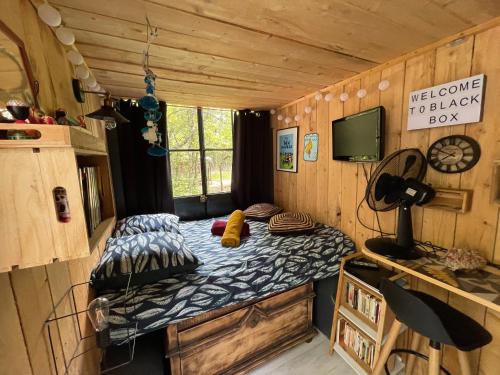 - une chambre avec un lit dans une petite maison dans l'établissement Ironvan, à Bernac