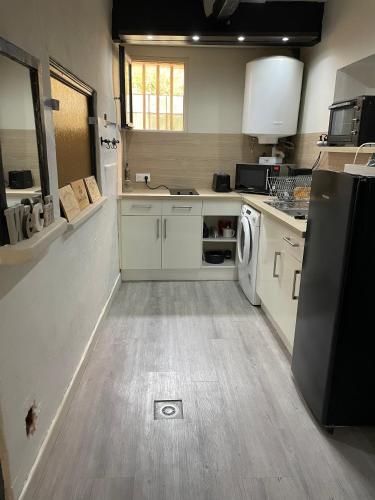une cuisine avec un réfrigérateur et un lave-vaisselle dans l'établissement Appartement intra-muros bien situé et agréable à proximité des théâtres, à Avignon