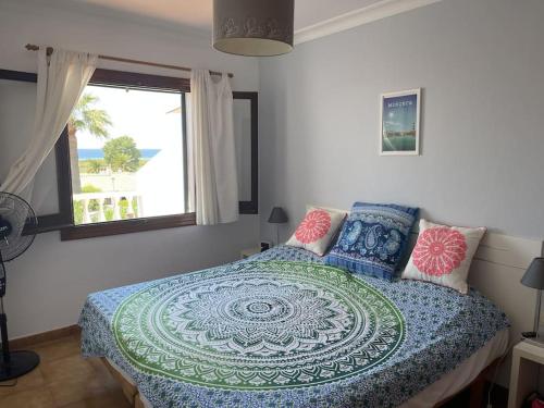 een slaapkamer met een bed en een raam bij 3 Bedroom Villa, San Jaime, Son Bou in Son Bou