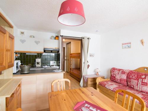 une cuisine et un salon avec un canapé et une table dans l'établissement Studio cabine moderne pour 4 pers, centre Valloire, balcon, parking, proche remontées et commerces - FR-1-263-13, à Valloire