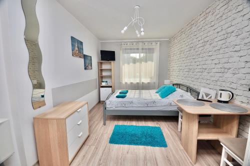 ein Schlafzimmer mit einem Bett und einer Ziegelwand in der Unterkunft Pokoje gościnne Doris in Władysławowo