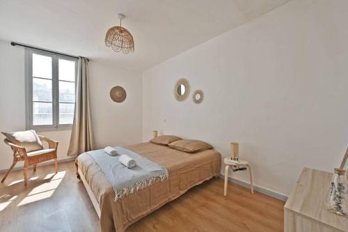 une chambre avec un lit, une chaise et une fenêtre dans l'établissement Au coeur des Platanes - Parking Gratuit Sous-Terrain - CLiM - Balcon, à Avignon