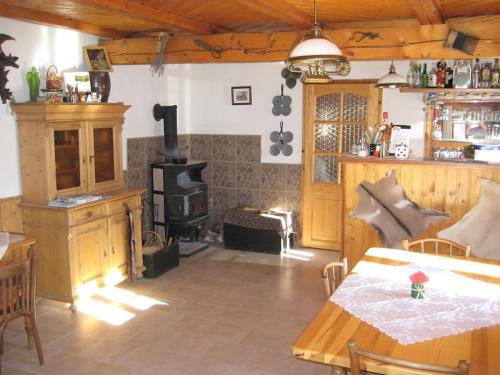 uma sala de estar com uma mesa e um fogão em U Hübnerů em Albrechtice v Jizerskych horách