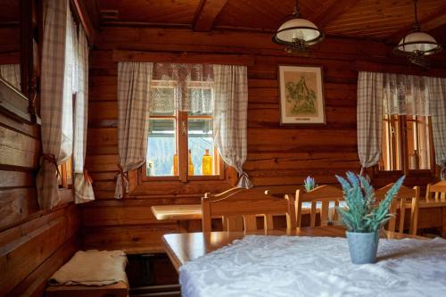 una sala da pranzo con tavolo e finestra di U Hübnerů a Albrechtice v Jizerských horách