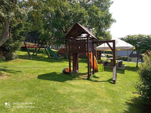 um parque com um parque infantil com uma estrutura de brincar em U Hübnerů em Albrechtice v Jizerskych horách