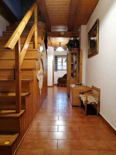 um corredor com uma escada numa casa em U Hübnerů em Albrechtice v Jizerskych horách