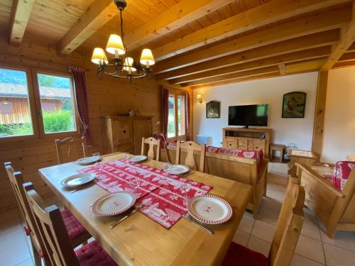 Chalet calme et spacieux, proche village, navette ski, jardin, animaux acceptés, parking privé - FR-1-624-66