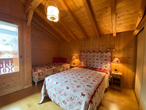 - une chambre avec 2 lits dans une cabane en bois dans l'établissement Chalet calme et spacieux, proche village, navette ski, jardin, animaux acceptés, parking privé - FR-1-624-66, à Samoëns