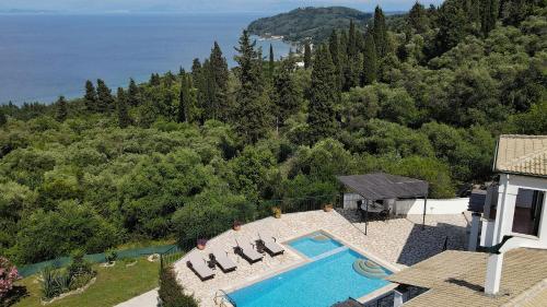 vista aerea di una casa con piscina di Villa Boukari a Chlomós