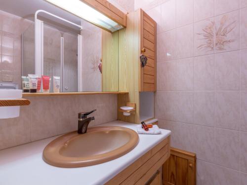 une salle de bain avec un lavabo et un miroir dans l'établissement Appartement 2 pièces avec parking, proche des pistes et du centre à Val-d'Isère - FR-1-694-284, à Val dʼIsère