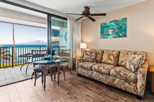 un salon avec un canapé et une table dans l'établissement Noelani 214, à Kahana