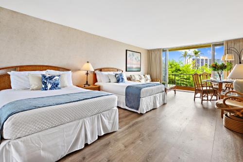 Habitación de hotel con 2 camas y balcón en Maui Kaanapali Villas A 420 en Lahaina