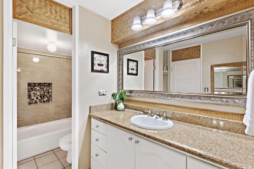 y baño con lavabo y espejo. en Maui Kaanapali Villas A 420 en Lahaina