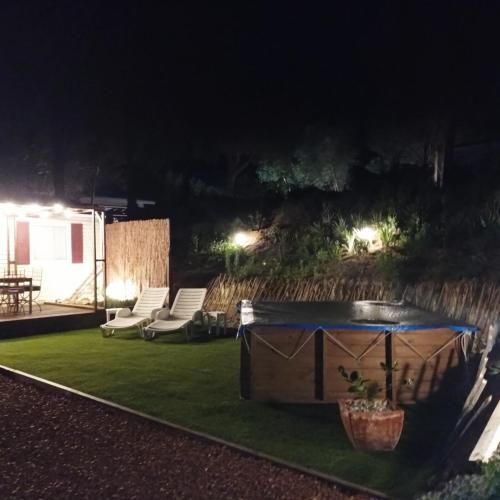 - une arrière-cour de nuit avec une table et des chaises dans l'établissement Cottage 