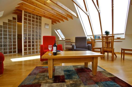 Toab的住宿－Sebay Mill Holiday Apartments，客厅配有木桌和椅子
