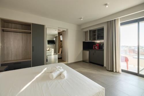 Sky-High Central Penthouse w. Stunning Views - 03