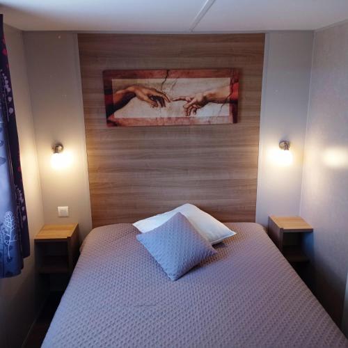 une chambre avec un lit et un tableau au mur dans l'établissement Cottage 