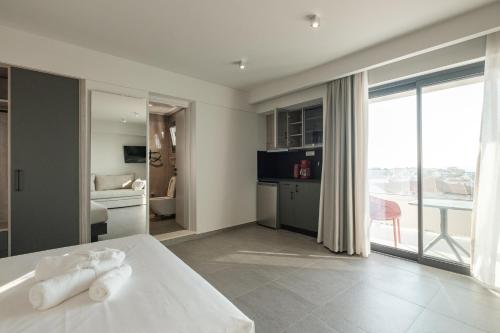 Sky-High Central Penthouse w. Stunning Views - 03