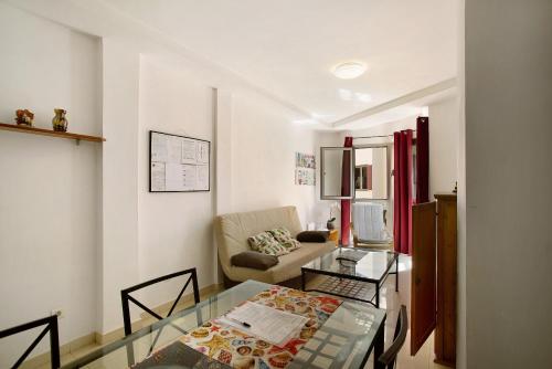 ein Wohnzimmer mit einem Glastisch und einem Sofa in der Unterkunft Residencial Sol Suite in Telde