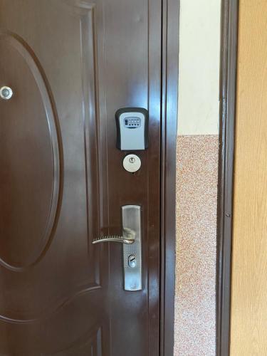 Una puerta de metal con un reloj. en Mieszkanie Strajku Dokerów 2 lok 5 en Gdansk