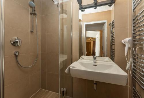 a bathroom with a sink and a shower at Kesselgrubs Apartements Ski & Badeglück in Eben im Pongau