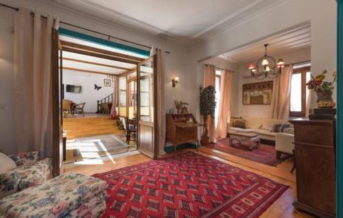 sala de estar con sofá y alfombra roja en Guest House Villa dos Poetas, en Sintra