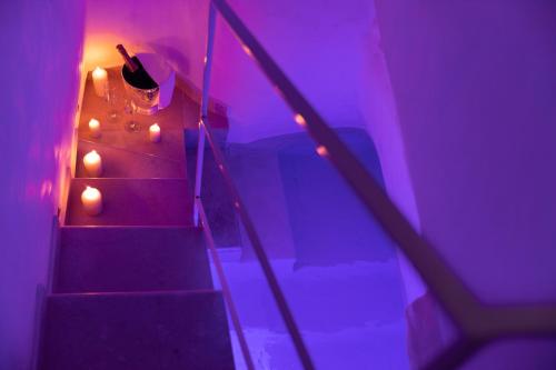 un conjunto de escaleras con luces en una habitación en Dimore di Gio' Luxury Private Wellness Spa en Ostuni