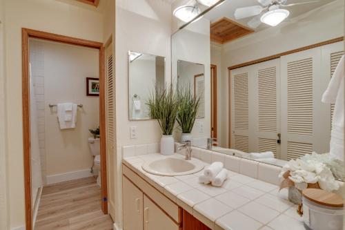 La salle de bains est pourvue d'un lavabo et d'un miroir. dans l'établissement Kaanapali Plantation 54, à Lahaina