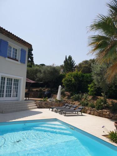 une piscine devant une maison dans l'établissement Villa Lumie - Superbe villa pour 8 personnes entièrement rénovée en 2023 avec piscine privée, à Sainte-Maxime