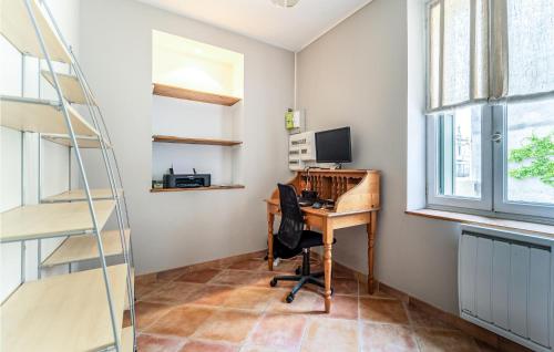 Nice Home In Villegly With Wifi, Heated Swimming Pool And 2 Bedrooms