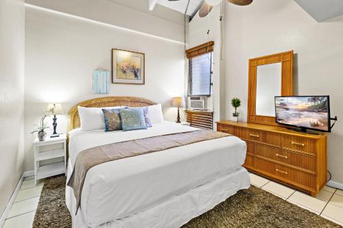 1 dormitorio con 1 cama y TV en Maui Vista 2413, en Kihei