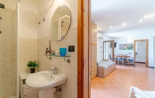 y baño con lavabo y espejo. en Nice Apartment In Uscio With Wifi, en Uscio