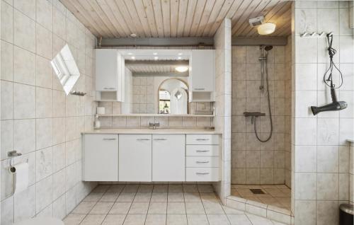 スケーエンにあるAmazing Home In Skagen With Wifiの白いバスルーム(シャワー、シンク付)